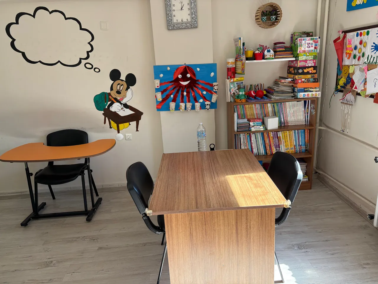 Bireysel eğitim sınıfı; Mickey Mouse duvar resmi, kitaplık ve kutu oyunları